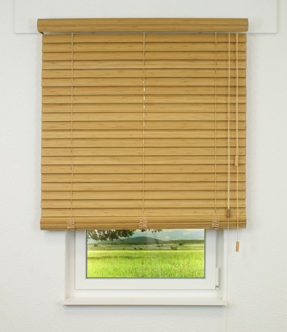 Holzjalousie an der Wand